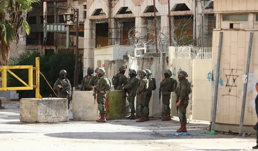 Batı Şeria'da terörist İsrail 13 Filistinliyi gözaltına aldı