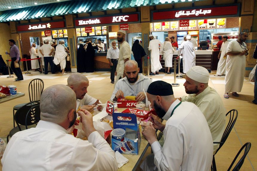 Umrede bir hoca KFC’den alışveriş yapan Müslümanları uyardı ve boykot çağrısı yaptı